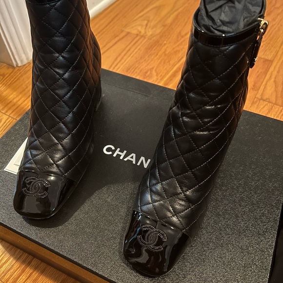 CHANEL lambskin and patent calfskin boot - Picture 3 of 8